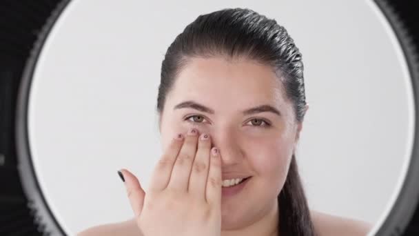 Skin moisturizing facial care obese woman cream — Stockvideo
