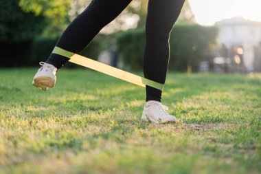 Fitness açık havada sabah egzersizi bacak egzersizi