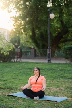 Yoga açık havada akıl sağlığı fazla kilolu kadın parkı