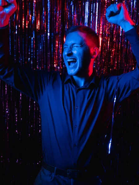 Feest vreugde overwinning viering neon opgewonden man — Stockfoto