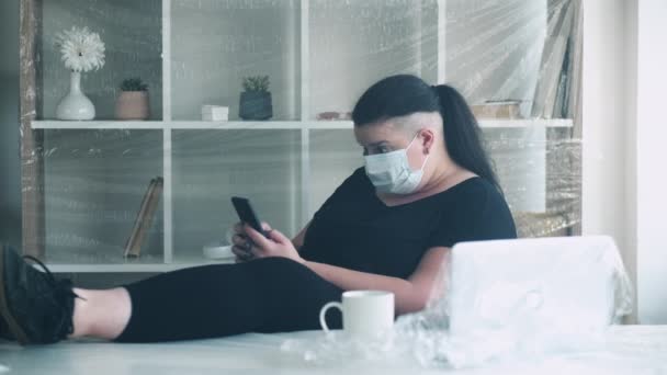 Office lockdown covid quarantine woman mask phone — Stock Video