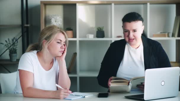 Nudna praca wyczerpany biznes ludzie kobieta śpi — Wideo stockowe