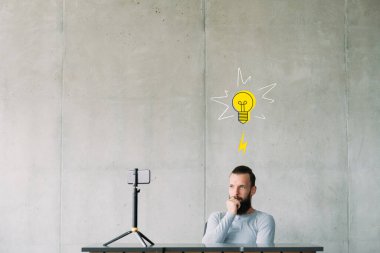 İçerik oluşturucu video blog fikri düşünceli etkileyiciName