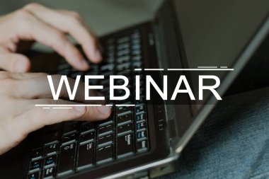 Dijital pazarlama webinar elleri dizüstü bilgisayarda yazıyor
