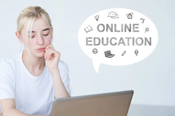 Online utbildning fjärrstudier pensiv flicka bärbar dator — Stockfoto