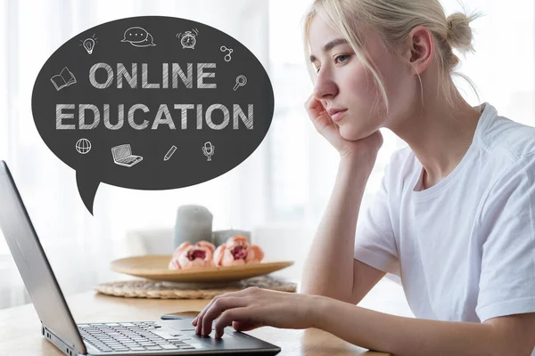 Home study online education girl video tutorial — Stockfoto