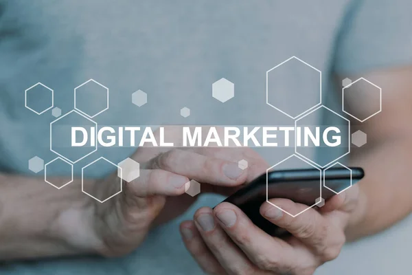 Social media marketing commercio digitale uomo telefono — Foto Stock