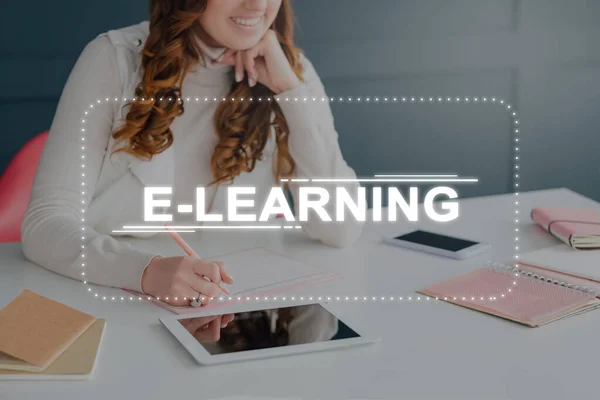 E-learning corso istruzione a distanza donna tablet — Foto Stock
