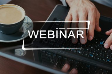 webinar eğitimi online öğrenme erkek el bilgisayarı