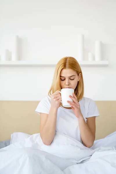 's morgens koffie bedtijd vrije tijd zondag vrouw bed — Stockfoto