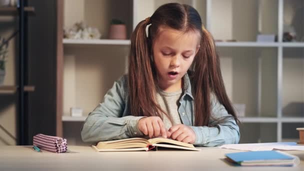 Lectura práctica casa aprendizaje ocupado chica libro — Vídeo de stock