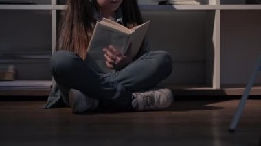 Çocuklar için hobi gecesi peri masalı ev kızı kitabı okumak