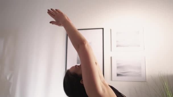 Home sport yoga stretching slanke vrouw oefening sportschool — Stockvideo