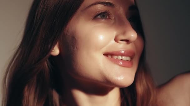 Modelo de beleza skincare bem-estar mulher maquiagem brilhante — Vídeo de Stock