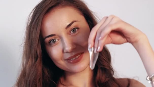 Under eye moisturizing beauty procedure pads woman — Stock Video