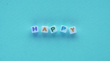 Mutlu metin iyimserliği mesaj küpleri mavi harfler