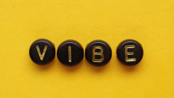 Vibración palabra emoción positiva cubos letras naranja — Vídeos de Stock