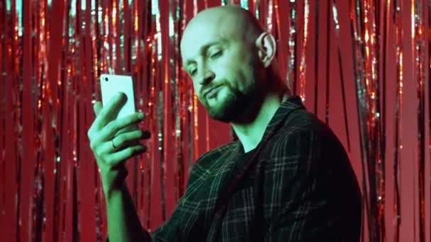 Natale selfie gadget persone uomo utilizzando il telefono — Video Stock