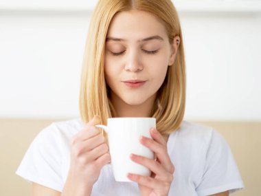 Kahve rahatla sabah çayı pazar günü kadın fincanı iç