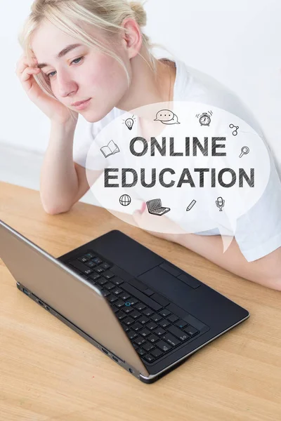 Online-Bildung digitales Lernen Frau Laptop — Stockfoto