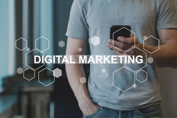 Digitale marketing online content man met behulp van telefoon — Stockfoto