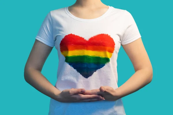 Gay kärlek lgbtqia rörelse kvinna regnbåge hjärta flagga — Stockfoto