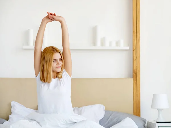 Glückliches Erwachen gesunder Schlaf ausgeruhte Frau Schlafzimmer — Stockfoto