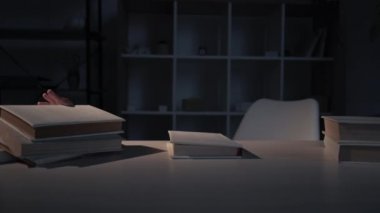 Kitap kurdu çocuk hevesli kız el kitabı gecesini okuyor.