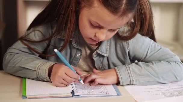 Escola educação caligrafia prática menina aluno — Vídeo de Stock