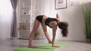 Yoga streç fitness iyi kadın egzersiz spor salonu