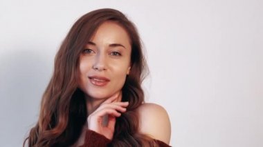 Kadın cazibesi Romantik bir flört kadını dans ettiriyor