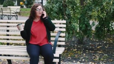 Telefon görüşmesi mobil teknoloji obez kadın