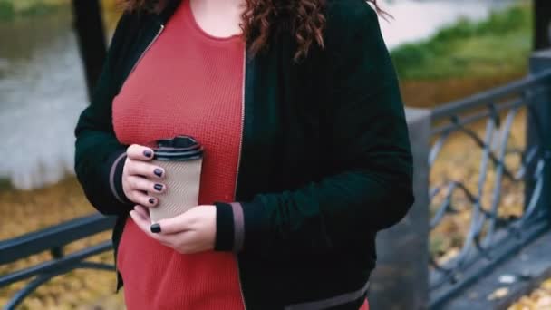 Koffie om mee te nemen drinken park zwaarlijvige vrouw vallen — Stockvideo
