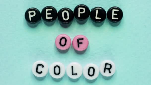 Persone di colore tolleranza razziale gif cubi lettere — Video Stock