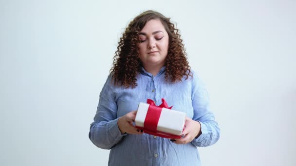 Κακό δώρο χάλασε διακοπές παχύσαρκη γυναίκα δώρο κουτί — Αρχείο Βίντεο