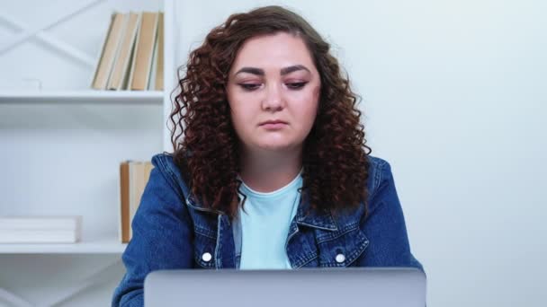 Overwork depressione noioso lavoro donna in sovrappeso — Video Stock