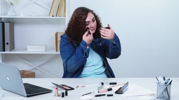 Oficina maquillaje mujer de negocios sobrepeso espejo — Vídeo de stock