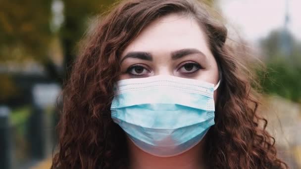 Προστασία από ιούς μάσκα περιορισμού πανδημίας γυναίκας — Αρχείο Βίντεο
