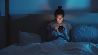 gece uykusuzluğu akıllı telefon bağımlısı kadın yatak odası