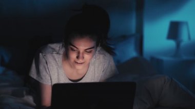 Gece sohbeti internet bağımlısı mutlu kadın dizüstü bilgisayar yatağı