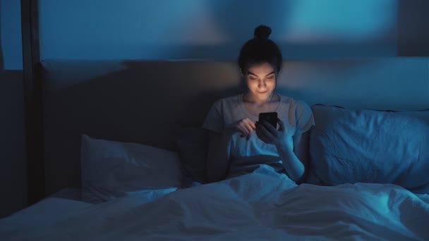 Nacht slapeloosheid smartphone verslaving vrouw slaapkamer — Stockvideo