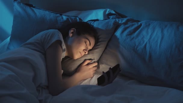 Tidur kekurangan telepon ketergantungan wanita tidur malam — Stok Video