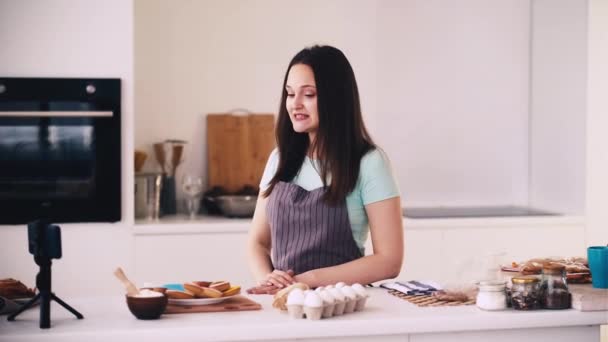 Comida blogger receita tutorial mulher telefone cozinha — Vídeo de Stock