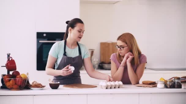 Prática culinária chef treinador mulher biscoito cozinha — Vídeo de Stock