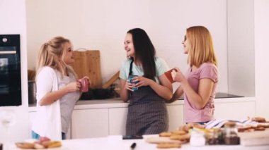 Bayan oda arkadaşları yatakhane kahvaltı kadın mutfağı