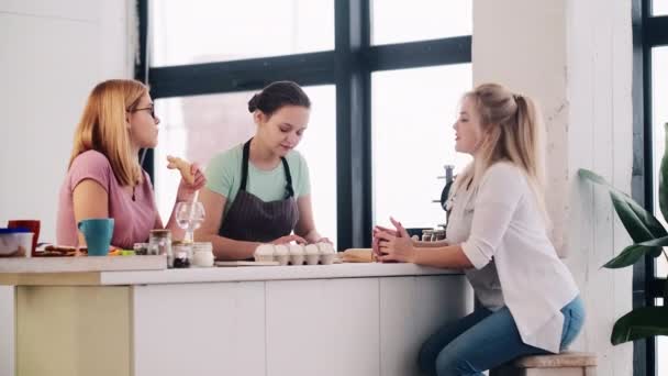 Przyjaciele brunch jadalnia razem kuchnia kobieta szczęśliwy — Wideo stockowe
