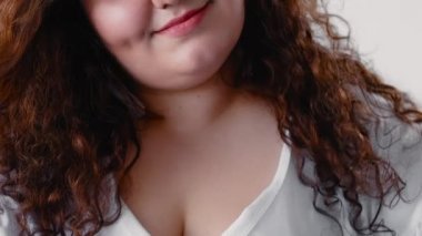 Güzellik kıvrımlı mutlu büyük beden pozitiftir.