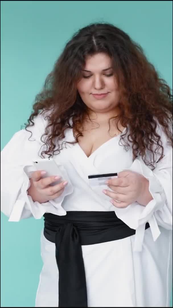 Compras online elegante curvy mulher pagamento bancário — Vídeo de Stock