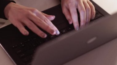 İnternet servisi kablosuz teknoloji kadını dizüstü bilgisayarı verdi