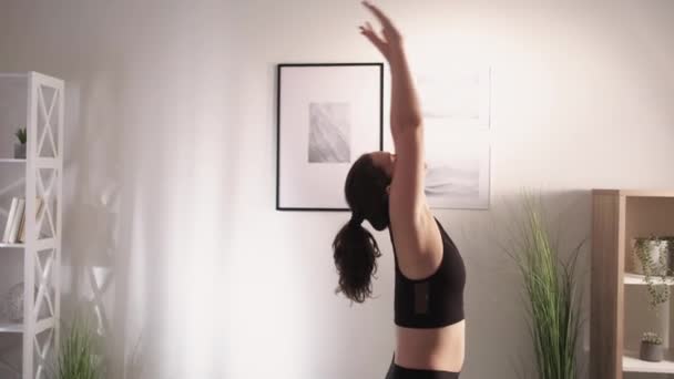 Yoga, ev eğitimi sportif kadın egzersizi. — Stok video